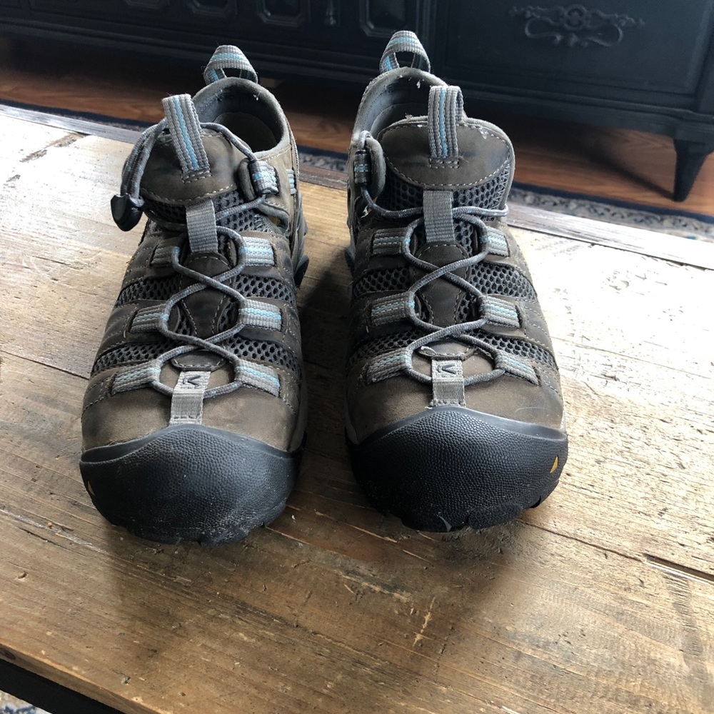 KEEN work boots. Size 8.